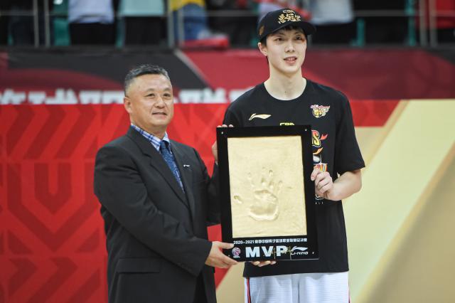 开云体育下载官方-公式化评选再度引发争议 本赛季FMVP花落谁家？