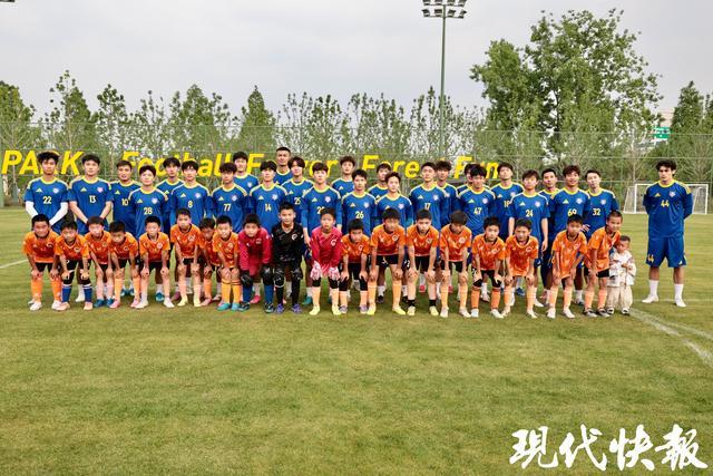 苏超南京队举行公开训练:吸引近百名市民围观,还和小学生来了一场热身赛
